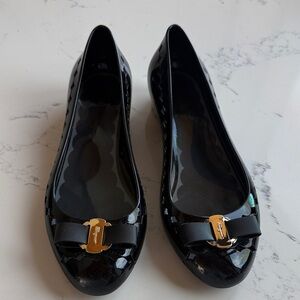 Salvatore Ferragamo Vara bow jelly flats Black / Gold Color Size 8